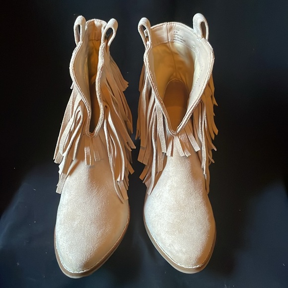 NEW IN BOX! Faux Suede Fringed Western Booties - Picture 2 of 5